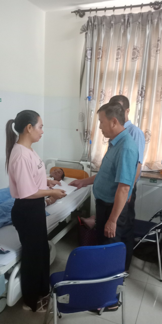 ĐẢNG ỦY, UBND, UBMTTQVN THỊ TRẤN EA PỐK TỔ CHỨC THĂM HỎI ĐỘNG VIÊN NGƯỜI BỊ CÂY ĐỔ TẠI KHU ĐỒI CƯH'LÂM THỊ TRẤN EA PỐK